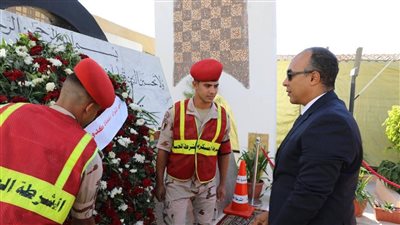 نائب محافظ المنيا يضع إكليلًا من الزهور على النصب التذكاري 