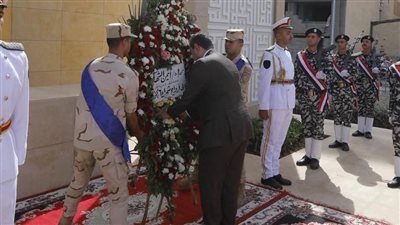 محافظ دمياط يضع إكليل الزهور على النصب التذكارى للشهداء