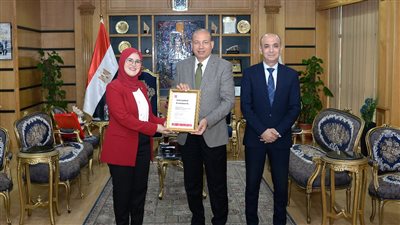 رئيس جامعة المنصورة يلتقي وفدًا دوليًّا لبحث تطبيق برامج مهنية بكلية التجارة 