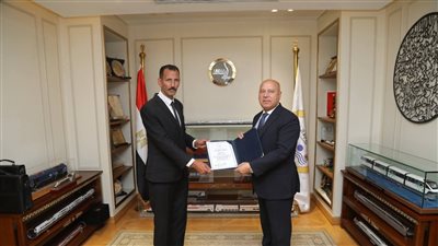 أعاد شنطة بها مليون جنيه.. كامل الوزير يكرم سائق أتوبيس غرب ووسط الدلتا