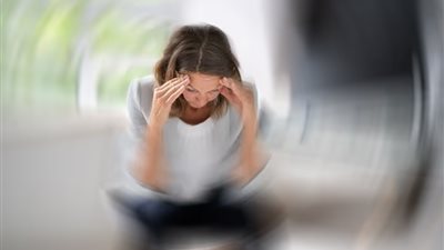 هل مشاعر القلق علامة تحذيرية على وجود ورم دماغي حميد؟