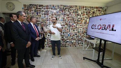 وزير الاتصالات يزور شركتين مصريتين لتكنولجيا المعلومات بالأقصر وقنا