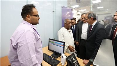 وزير الاتصالات يطلع على منظومة العمل الرقمية والخدمات الحكومية بعدد من المؤسسات بقنا