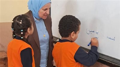 مديرة تعليم القاهرة خلال تفقدها معهدي 