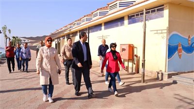 محافظ دمياط يبحث ميدانيا مقترح تطوير السوق الحضارى برأس البر