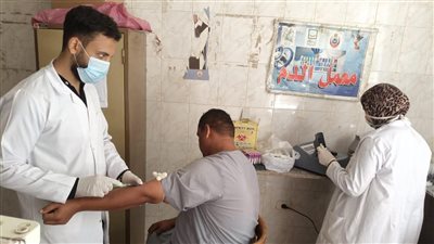 1166 مواطنًا يستفيدون من خدمات قافلة حياة كريمة المجانية بقرية صندفا ببني مزار 