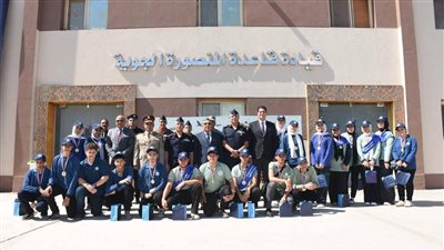 محافظ الدقهلية ونائبه يزوران قاعدة المنصورة الجوية مع وفد من طلاب المدارس