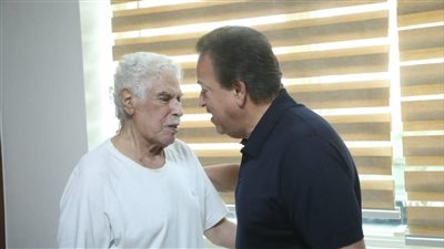 بتكليف من الرئيس.. وزير الصحة يزور حسن شحاتة للاطمئنان على حالته الصحية