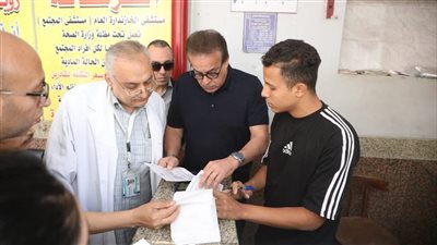 وزير الصحة يوجه بإجراءات حاسمة خلال زيارته المفاجئة لمستشفى الخازندارة 