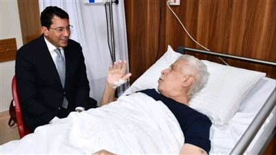 بالصور.. أشرف صبحي يزور ثلاثي رموز الزمالك شحاتة ولبيب ومنصور