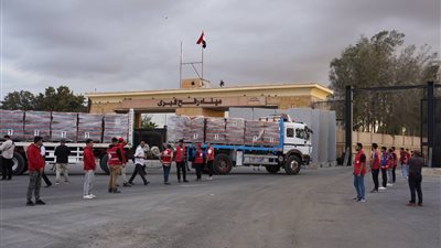  الهلال الأحمر: دفعنا بـ400 شاحنة تحمل مساعدات عاجلة عبر قوافل «زاد العزة»