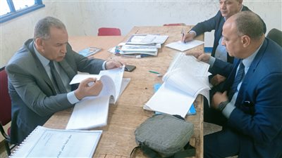 مدير «تعليم أسيوط» يحيل مديرا مدرستين للشؤون القانونية لتقصيرهما فى عملهما
