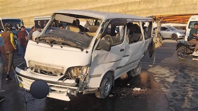 مصرع وإصابة 11 شخصًا في حادث انقلاب سيارة ميكروباص بالطريق الأوسطي| صور