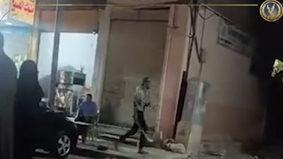 سقوط عاطل بعد تلويحه بسلاح أبيض لترويع المواطنين بشوارع الإسكندرية| فيديو