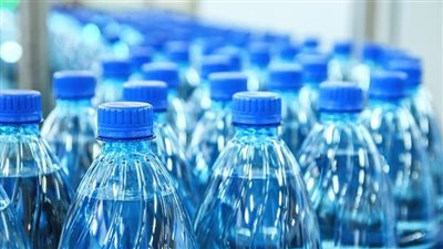 خبراء يحذرون من زجاجات المياه البلاستيك.. تسبب السرطان