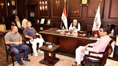 «محافظ الأقصر» يبحث تنفيذ أعمال تركيب الغاز الطبيعي بمركز أرمنت