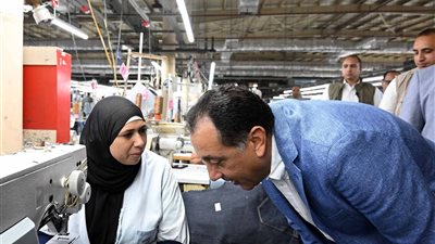 رئيس الوزراء يتفقد مصنع «تي آند سي» للملابس الجاهزة