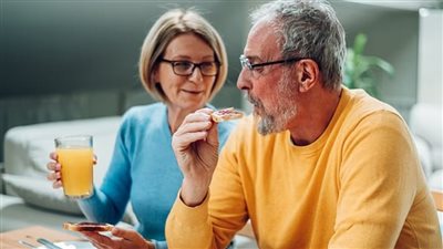 يجب أن يتضمنها النظام الغذائي.. أطعمة شائعة تحمي الدماغ من الخرف المبكر