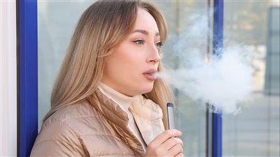 ما علاقة التدخين الإلكتروني بفيروس كورونا؟