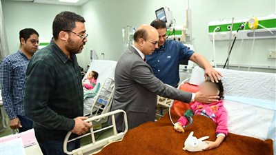 رئيس جامعة أسيوط يزور الأطفال مصابي حادث انقلاب تروسيكل بمصرف بمنقباد