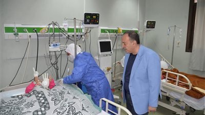 محافظ أسيوط يزور الأطفال مصابي حادث سقوط تروسيكل بمنقباد 