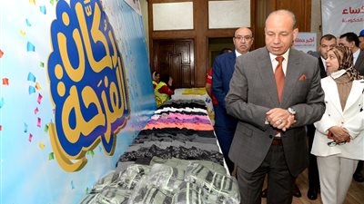 ملابس بالمجان.. رئيس جامعة المنصورة يفتتح معرض «دكّان الفرحة» لرعاية 5 آلاف طالب