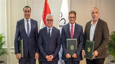 رئيس اقتصادية قناة السويس يشهد توقيع عقد مشروع إنفينيتي فابريك لتصنيع الخيوط والمنسوجات بالسخنة