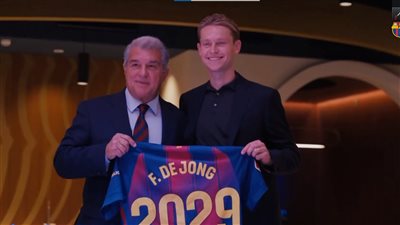 برشلونة يجدد عقد دي يونج حتى 2029