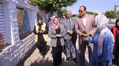 نائب محافظ دمياط تتابع تنفيذ لوحات فنية على سور محطة القطار 