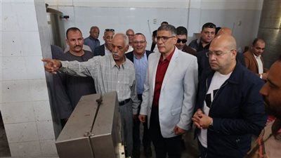 محافظ الجيزة يتفقد مصنعًا لإنتاج وتعبئة التمور وزيت الزيتون