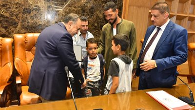 محافظ أسيوط يكرم مواطنًا أنقذ أطفال 