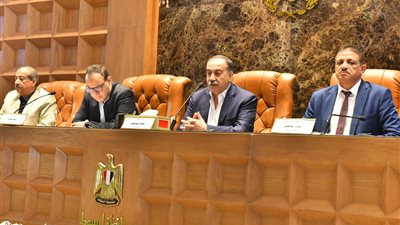 محافظ أسيوط: إجراءات صارمة ضد المركبات غير الآمنة وتوجيهات عاجلة لتأمين المصارف