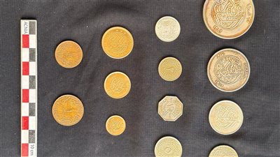 اكتشاف كبسولة رصاصية نادرة تحتوي على مجموعة عملات تاريخية في حي وسط الإسكندرية