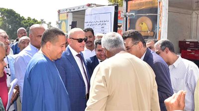بالصور.. «محافظ الأقصر» يفتتح سوق اليوم الواحد للسلع الغذائية بمركز الطود