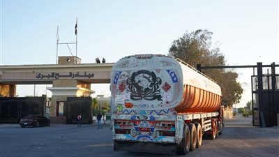 الهلال الأحمر المصري: 4 آلاف طن مساعدات إنسانية وبترولية بقافلة«زاد العزة» 