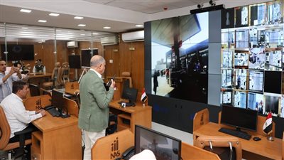محافظ المنيا يتابع من مركز السيطرة انتظام العمل بمحطات الوقود 