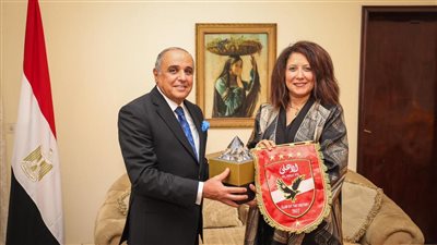 بعثة الأهلي تلبي دعوة السفيرة المصرية في بوروندي.. وشوقي يهديها درع وعلم النادي