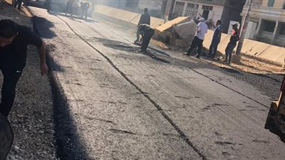 بدء أعمال الرصف بطريق عزبة الجندي–العزازمة–الرحامنة بدمياط