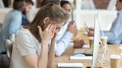 متى يكون الصداع والنسيان علامات خفية على ورم دماغي؟