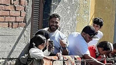 تامر حسني يفاجئ طفلة مريضة بالسرطان في القليوبية ويحقق حلمها بلقائه