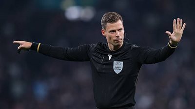 اليويفا يُعلن حكم موقعة برشلونة وأولمبياكوس بدوري الأبطال