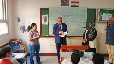 رئيس الإدارة المركزية لشئون الامتحانات ووكيل تعليم القاهرة يتابعان سير الدراسة بإدارة الشرابية