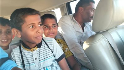 محافظ شمال سيناء يتوقف بسيارته لاصطحاب مجموعة من الأطفال في طريقه 