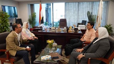 جامعة عين شمس تبحث التعاون بالمشروعات البحثية مع فرع الجامعة السويسرية بإسبانيا