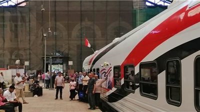 اصطدام قطار قادم من كفر الشيخ برصيف محطة مصر.. والتحقيق مع السائق