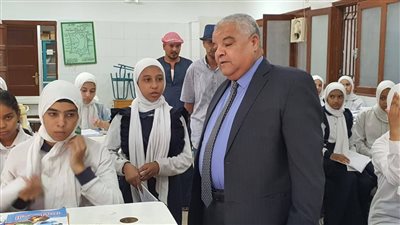 «وكيل التعليم» يتفقد انتظام سير العمليمة التعليمية بمدارس الأقصر (صور)