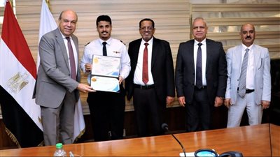 وزير الطيران المدني يشهد حفل تخرج طلبة المراقبة الجوية من دولة اليمن الشقيقة