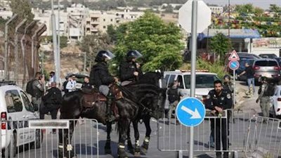 قوات الاحتلال تغلق حي 