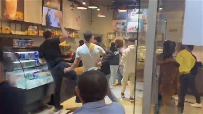 بسبب فتاتين.. بلطجية يهاجمون كافيه شهير بالتجمع ويحطمون محتوياته 