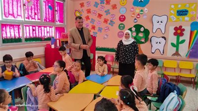 انضباط بمدرسة اللغات بكفر سعد: مدير تعليم دمياط يشيد بسير العملية التعليمية